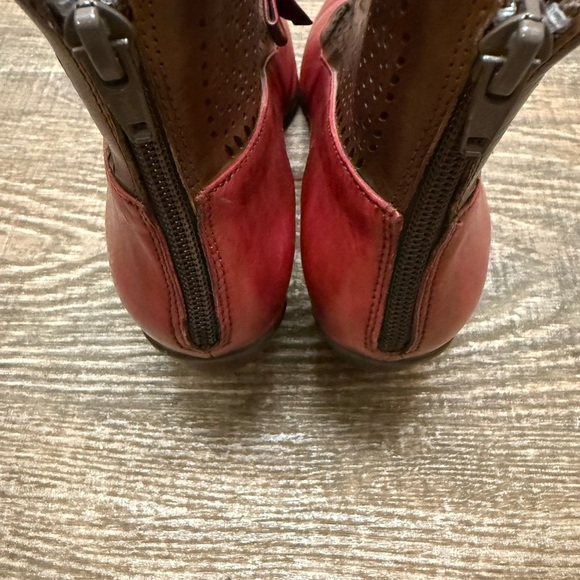 Community size 38 (7.5) NWOT Red and Brown bow mini heel leather boots - Picture 16 of 16